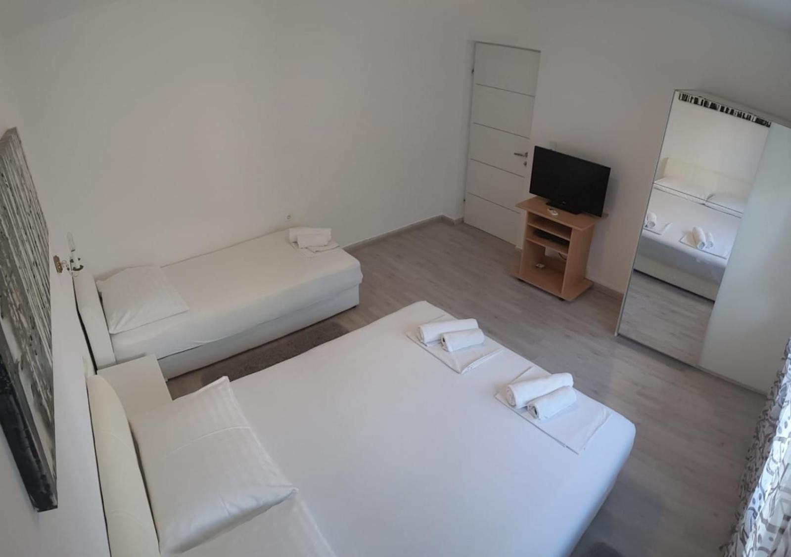 Apartmani Jureta Okrug Gornji Exterior photo