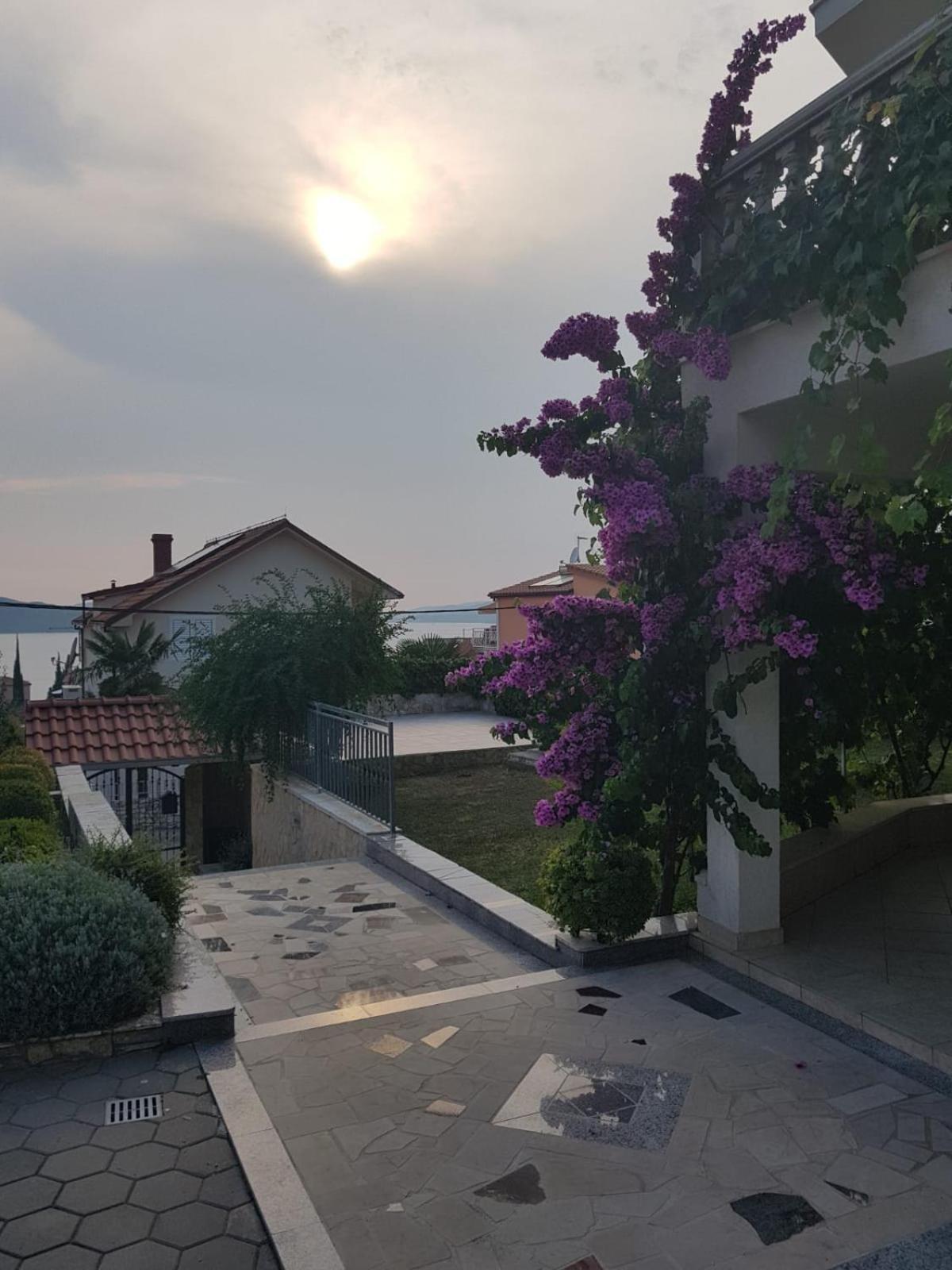 Apartmani Jureta Okrug Gornji Exterior photo
