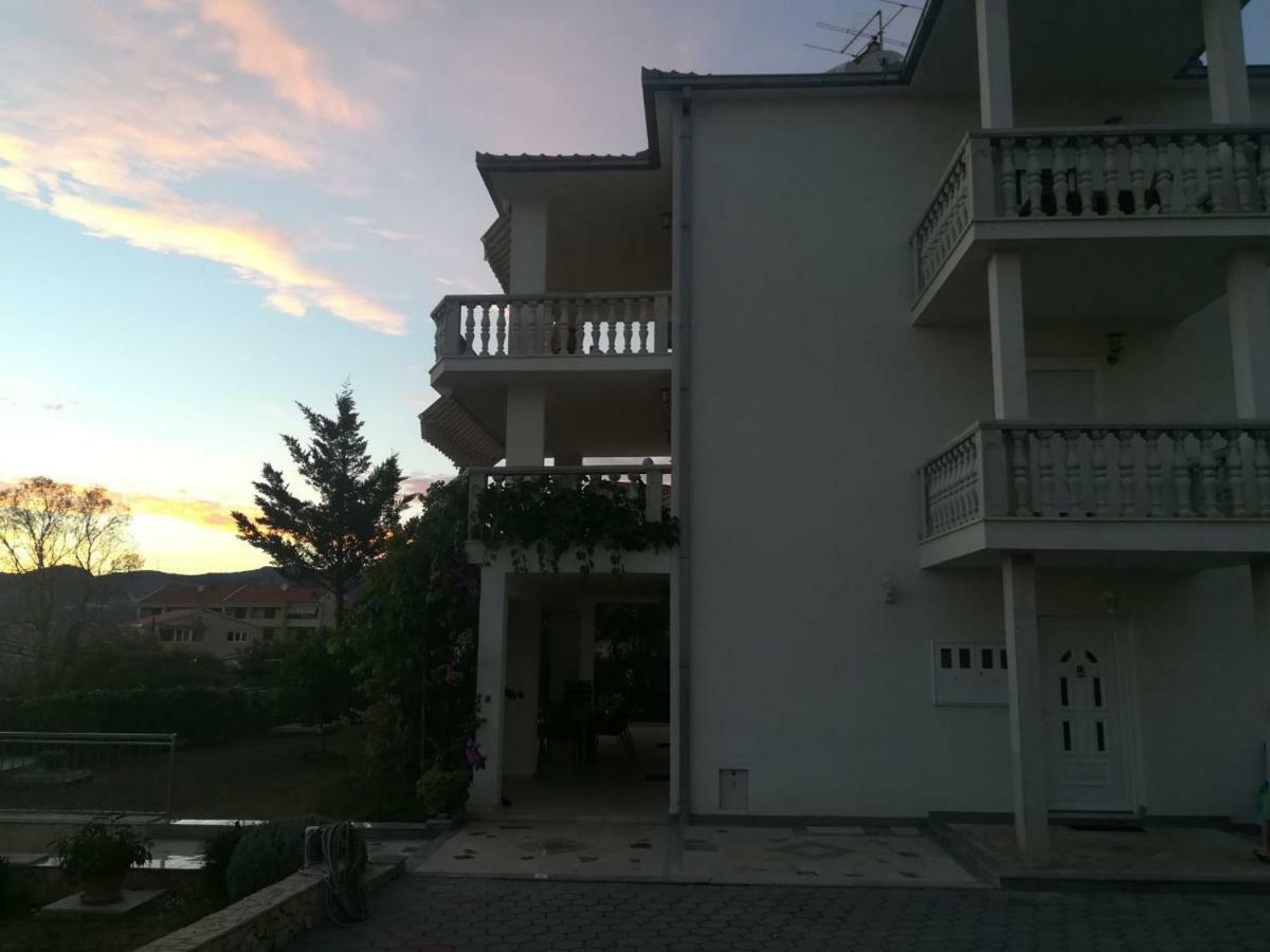 Apartmani Jureta Okrug Gornji Exterior photo