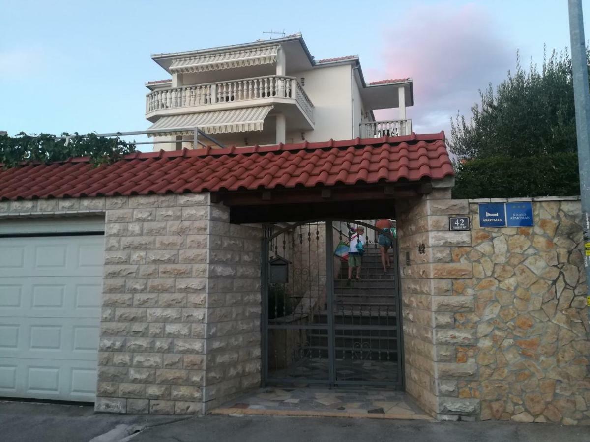 Apartmani Jureta Okrug Gornji Exterior photo